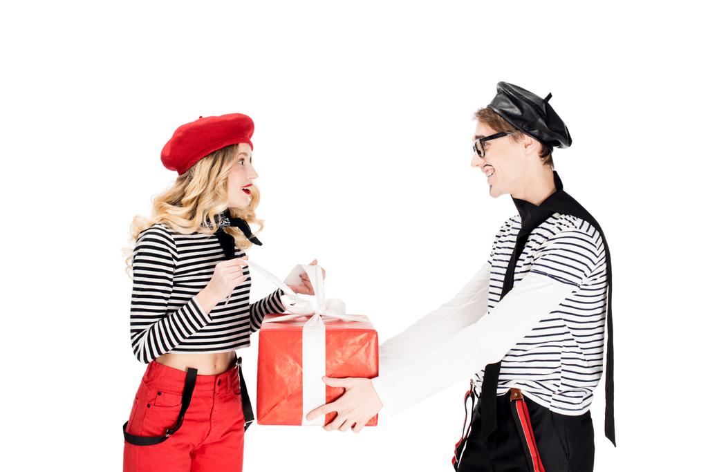 hombre francés regalando regalo a mujer sorprendida en boina aislada en blanco
  - Foto, Imagen