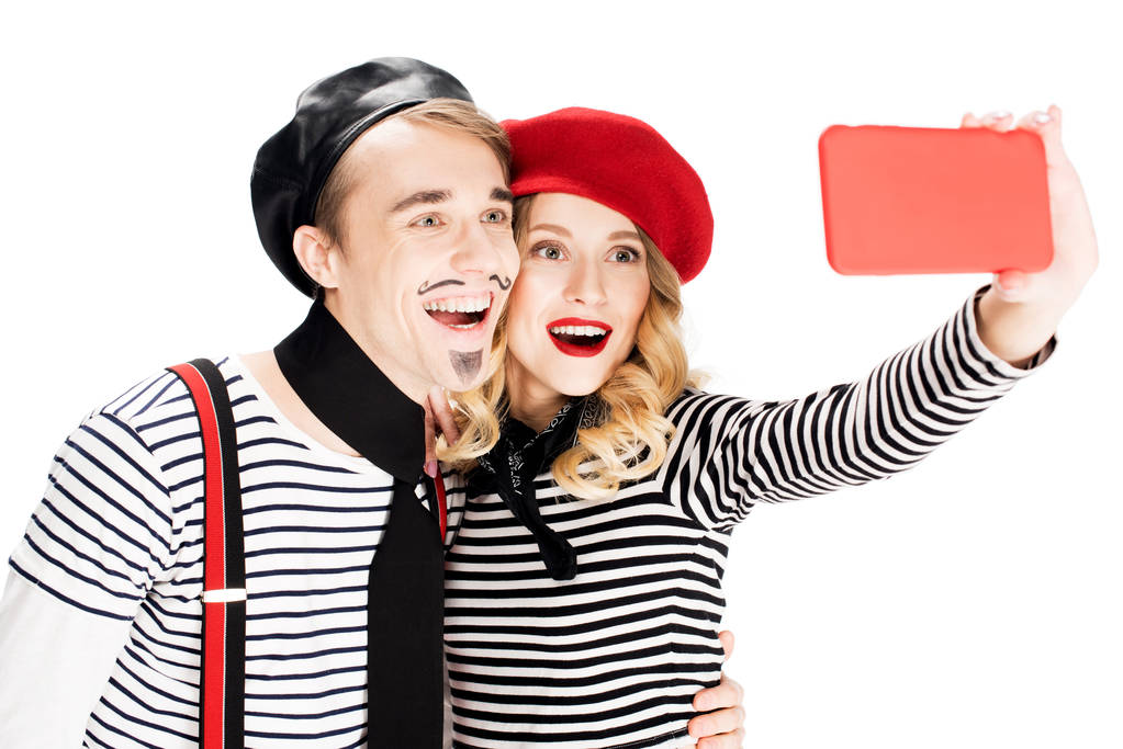 ευτυχισμένο ζευγάρι Γαλλικά λαμβάνοντας αυτοπορτρέτα στο smartphone που απομονώνονται σε λευκό  - Φωτογραφία, εικόνα