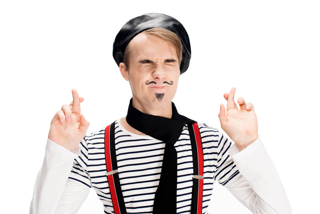 Frans man in zwarte sjaal en baret vingers gekruist houden geïsoleerd op wit  - Foto, afbeelding