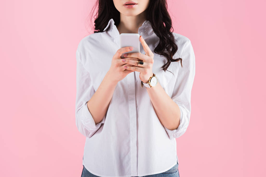 vue recadrée de la femme en utilisant smartphone isolé sur rose
 - Photo, image