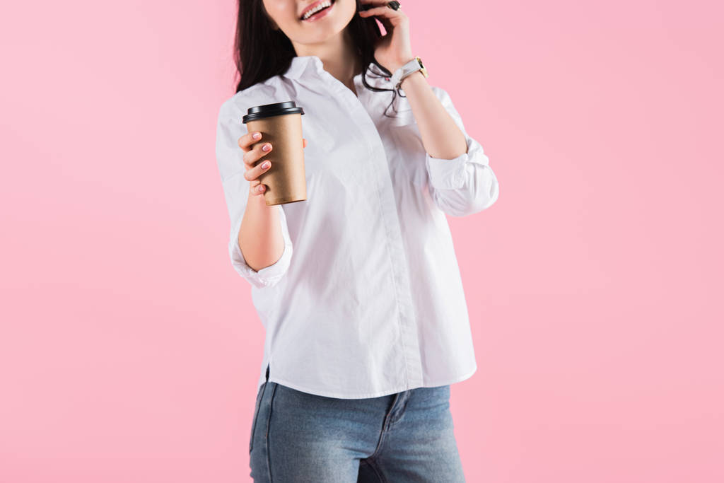 vista ritagliata della donna sorridente che tiene la tazza di caffè, isolata su rosa
 - Foto, immagini