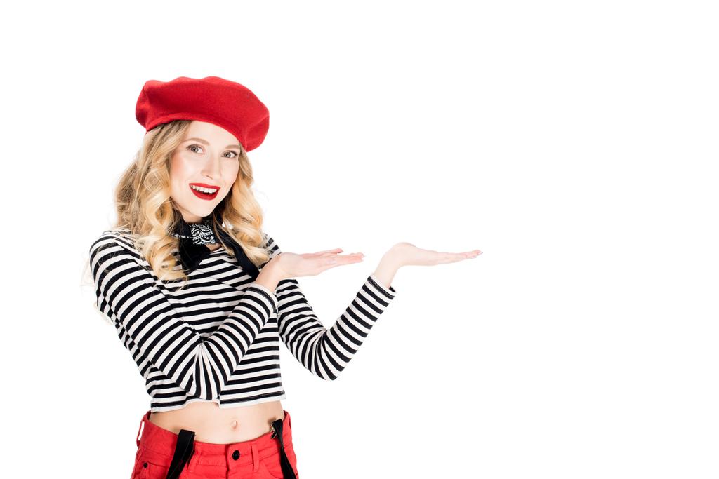 aantrekkelijke vrouw in rode baret tonen iets geïsoleerd op wit  - Foto, afbeelding