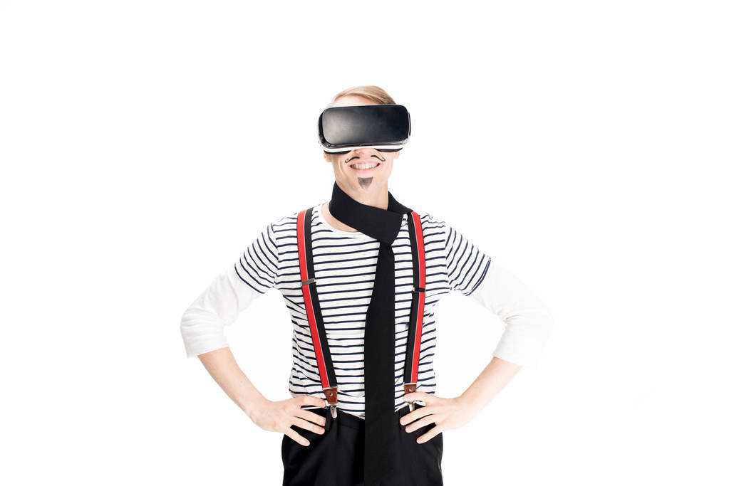 fröhlicher Mann mit Schnurrbart mit Virtual-Reality-Headset isoliert auf weiß  - Foto, Bild