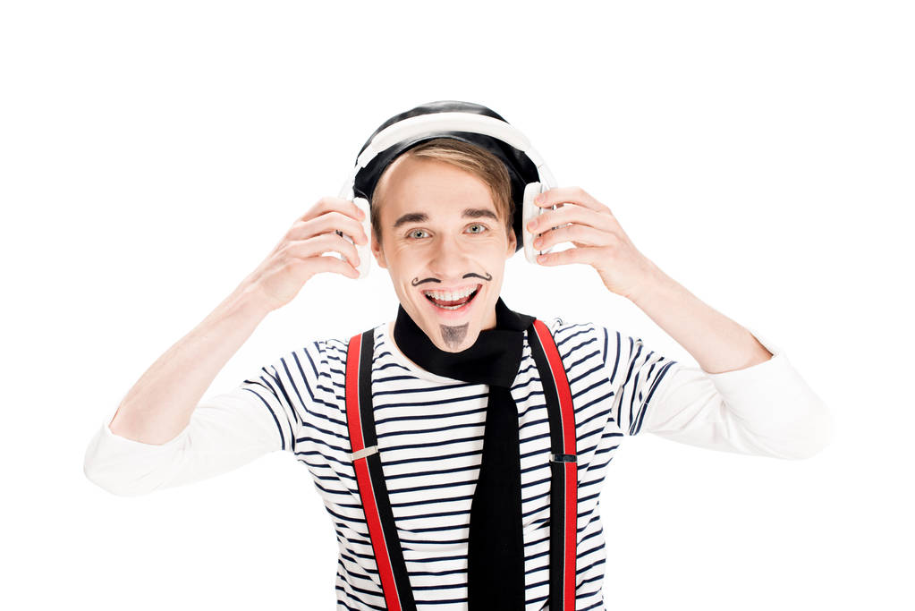 usmívající se muž s knírkem poslech hudby ve sluchátkách izolované na bílém  - Fotografie, Obrázek
