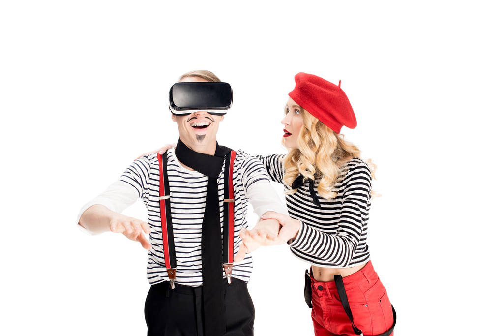 uomo con i baffi utilizzando auricolare realtà virtuale vicino fidanzata spaventata isolato su bianco
  - Foto, immagini