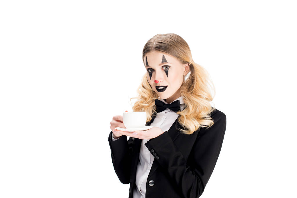  Blonder Clown hält Tasse mit Kaffee isoliert auf weiß  - Foto, Bild