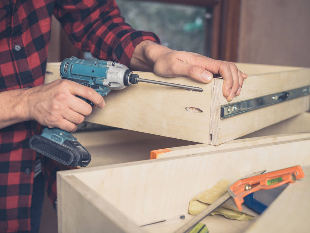 Un carpintero está construyendo un cajón en su taller
 - Foto, imagen