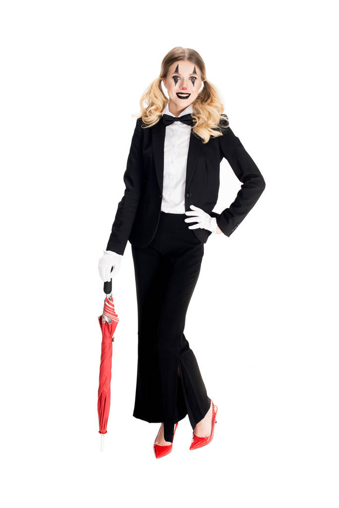 счастливая женщина-клоун держит зонтик, стоя в костюме, изолированном на белом
  - Фото, изображение
