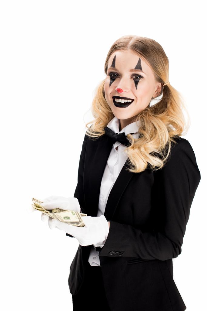 clown femelle aux cheveux blonds tenant des billets en dollars et souriant isolé sur blanc
  - Photo, image