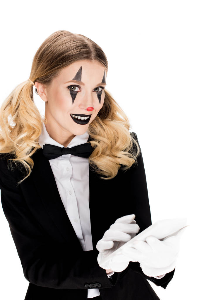 uśmiechnięta Blondynka clown gospodarstwa cyfrowego tabletu na białym tle  - Zdjęcie, obraz