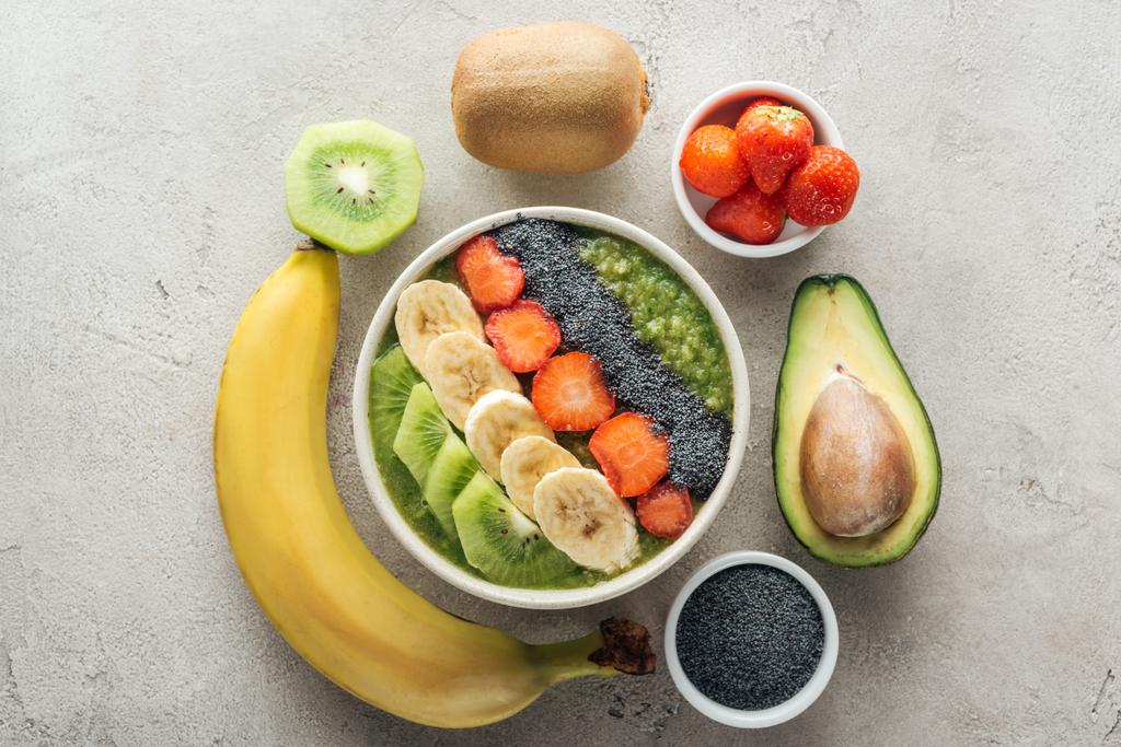 вид зверху смачної миски з свіжими фруктами на сірому фоні
 - Фото, зображення