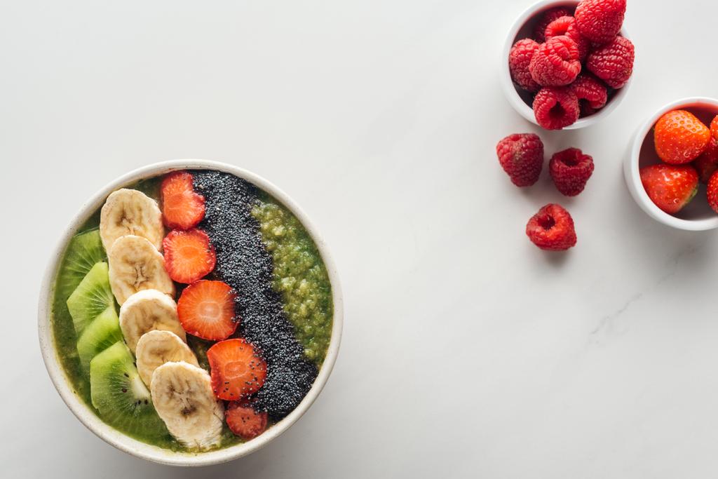 vista superior da tigela de smoothie com frutas frescas no fundo branco
 - Foto, Imagem