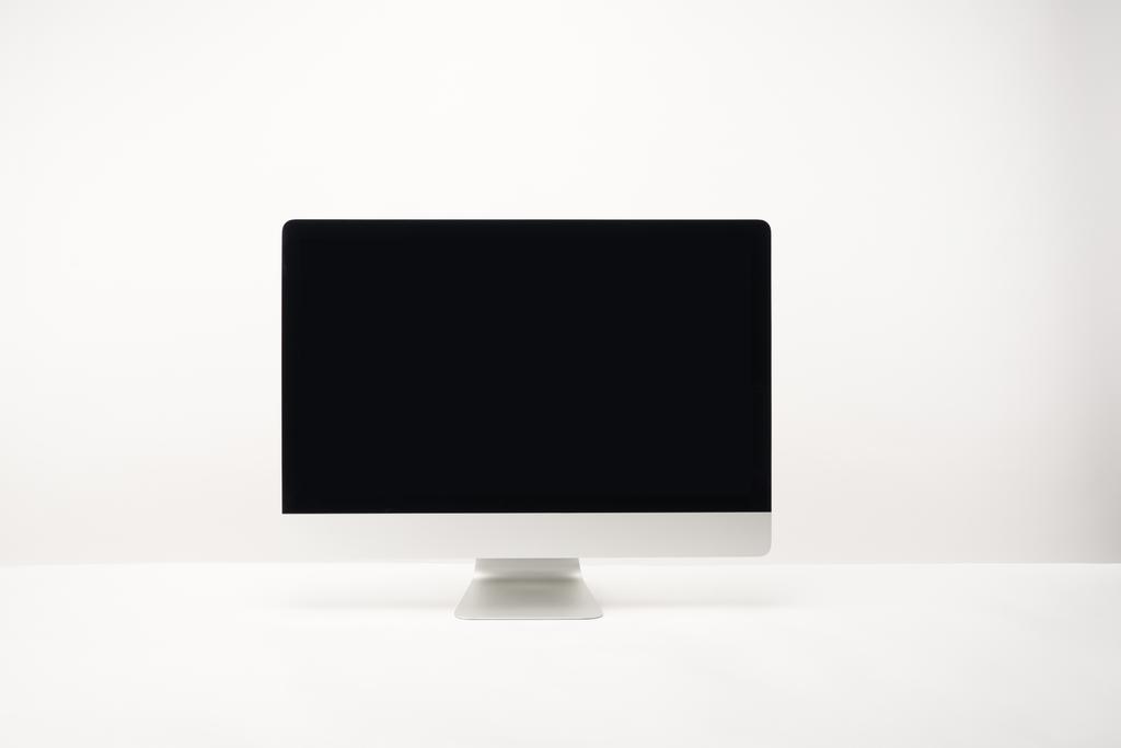werkplek met desktop computer op wit met kopie ruimte geïsoleerd - Foto, afbeelding
