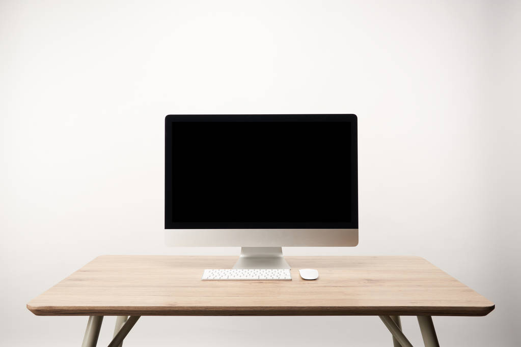Arbeitsplatz mit Desktop-Computer auf Holztisch isoliert auf weiß mit Kopierraum - Foto, Bild