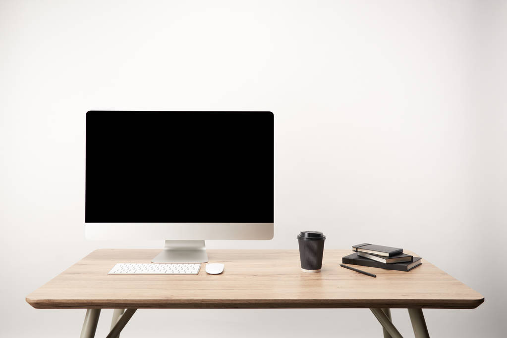 pracoviště s kávou jít, notebooky a stolní počítače s kopie prostoru izolované na bílém - Fotografie, Obrázek