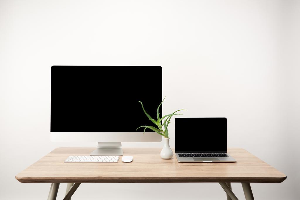 munkahelyen asztali számítógép és laptop-val másol hely elszigetelt fehér fa tábla - Fotó, kép