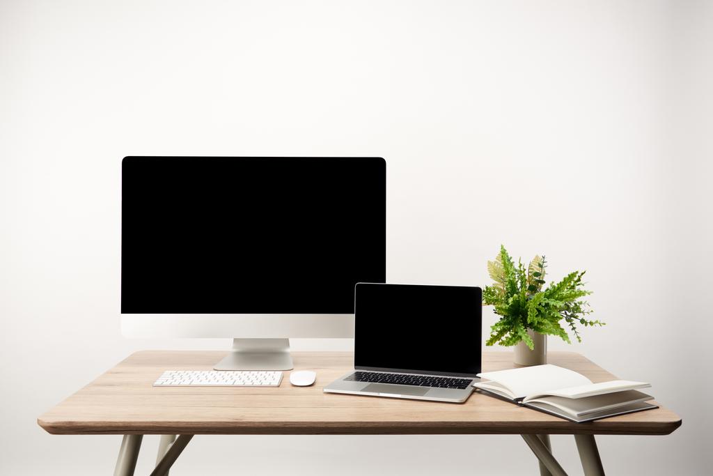 Arbeitsplatz mit Anlage, Desktop-Computer und Laptop mit Kopierraum isoliert auf weiß - Foto, Bild