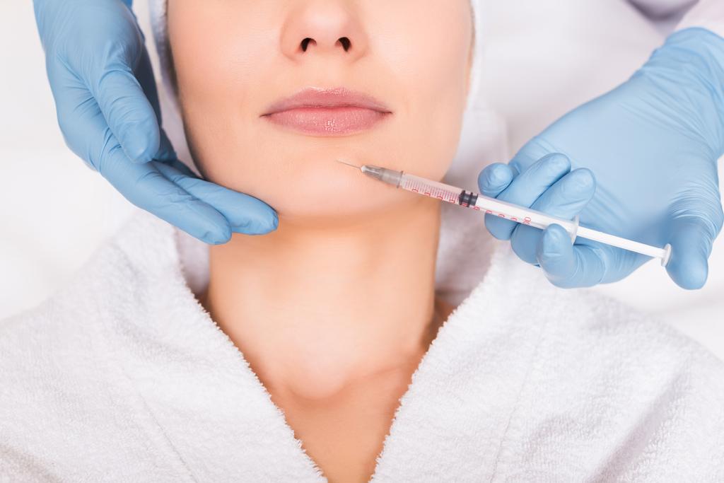 vágott nézet kozmetikus injekciós arc nő szépségszalonban - Fotó, kép