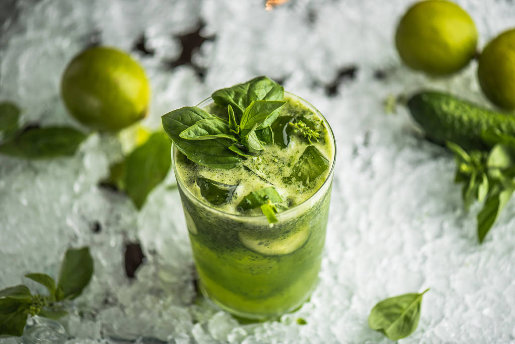 Cocktail en verre avec basilic, citron vert et concombre sur glace
 - Photo, image
