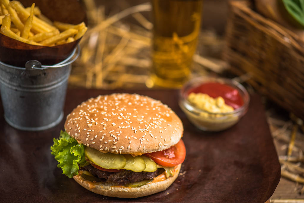 Chutný hamburger s hranolky na dřevěné desce - Fotografie, Obrázek