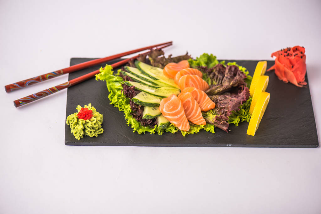 fresco japonês frutos do mar sashimi no ardósia no fundo branco
 - Foto, Imagem