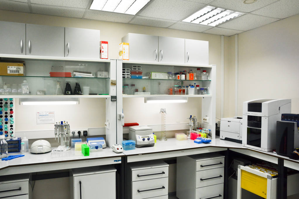 Innenraum eines modernen Chemielabors. Geräte im Raum für wissenschaftliche Forschung. - Foto, Bild