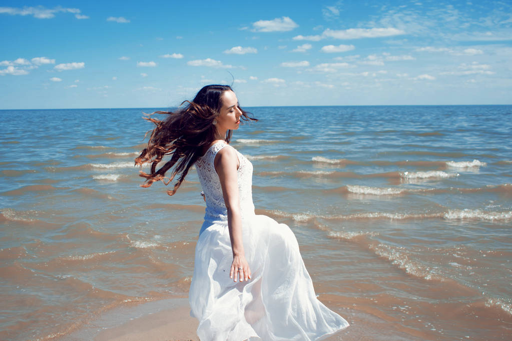 junge schöne brünette Frau im weißen Kleid - Foto, Bild