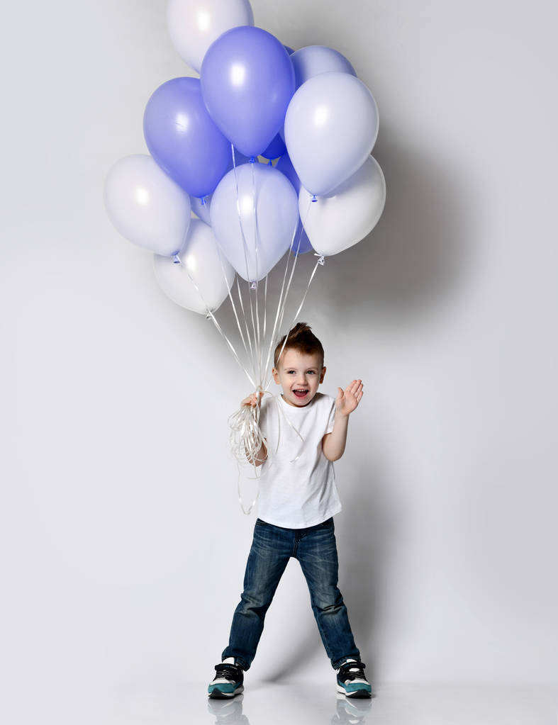 Roztomilé dítě drží hodně balónků - Fotografie, Obrázek