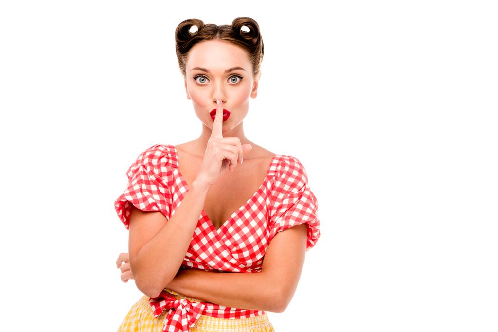 Pin-up Mädchen in Retro-Kleidung zeigt Schweigezeichen isoliert auf weiß - Foto, Bild