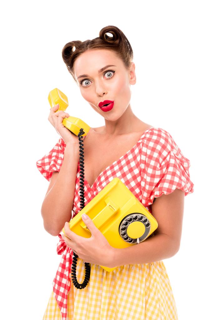 sorprendido pin up chica hablando en vintage amarillo teléfono
 - Foto, Imagen