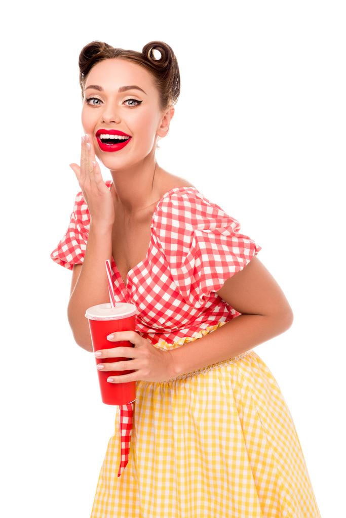 Улыбаясь, красивая девушка пьет из красной бумажной чашки с соломой, изолированной на белом
 - Фото, изображение