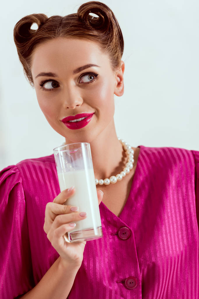 Całkiem pin up girl z usta zabarwione mleko, trzymając szklankę mleka  - Zdjęcie, obraz