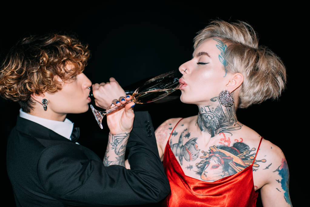  mulher em vestido vermelho e homem com cabelo encaracolado bebendo champanhe isolado em preto
  - Foto, Imagem