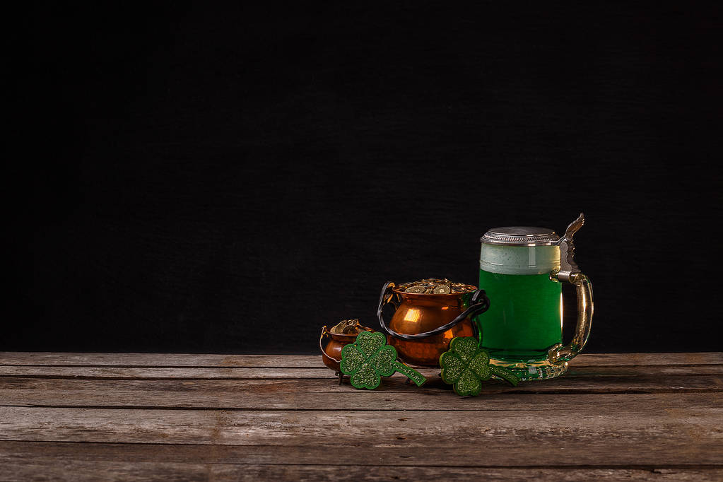 Concept St Patrick avec bière verte et pot d'or, espace pour votre texte
 - Photo, image