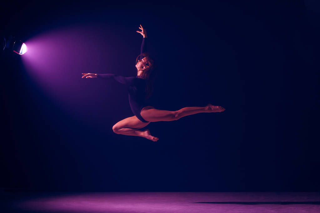 Jeune danseuse de ballet sur fond studio néon lumières
. - Photo, image