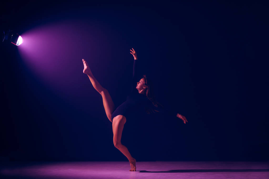 Молода танцівниця балету на неоновому світлі студійний фон
. - Фото, зображення