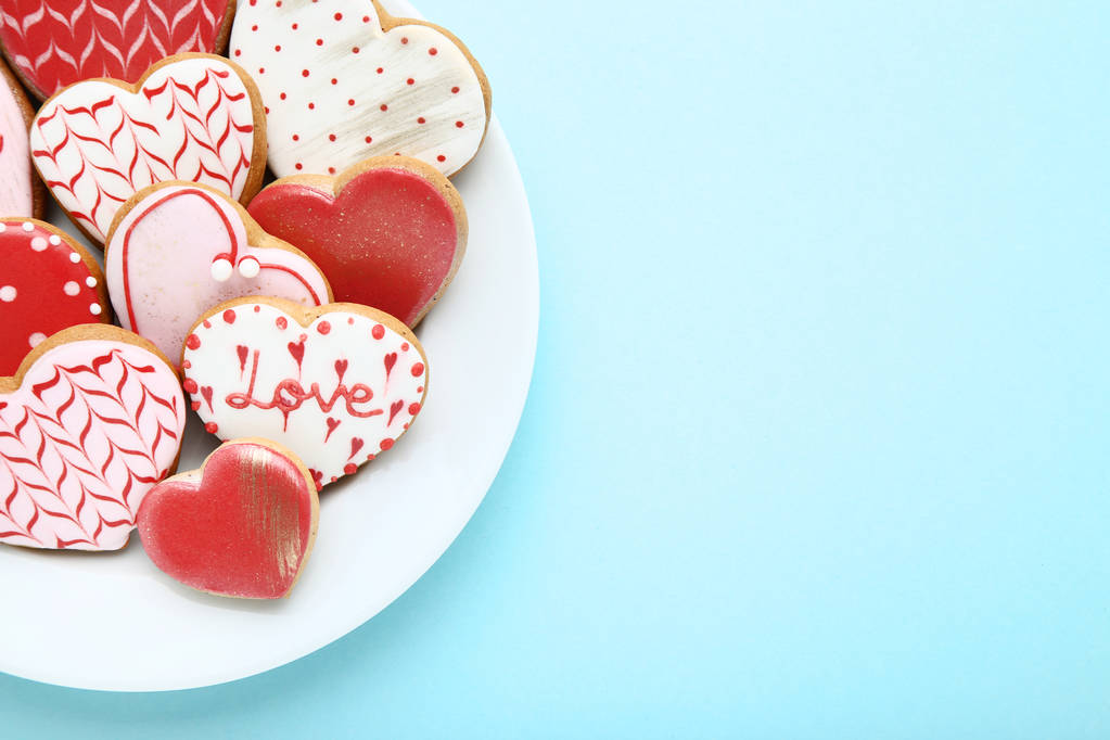 День Святого Валентина печиво у формі серця в тарілці на синьому фоні
 - Фото, зображення
