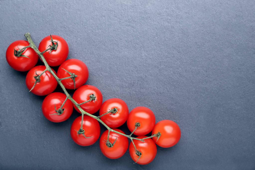 Вишневі помідори на чорному тлі
 - Фото, зображення