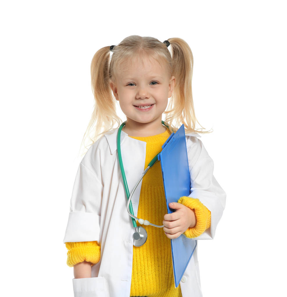 Mignon petit enfant en manteau de médecin avec stéthoscope et presse-papiers sur fond blanc
 - Photo, image