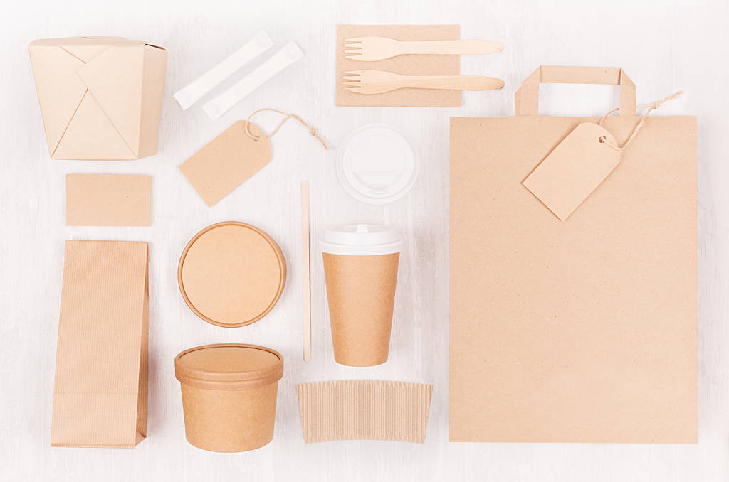 Koncepcja projektowania jednorazowe papier brązowy pack przejdź jedzenie, restauracja, kawiarnia, sklep, reklama - torba, coffee cup, pole do zupy, makaron na biały deska drewno. - Zdjęcie, obraz
