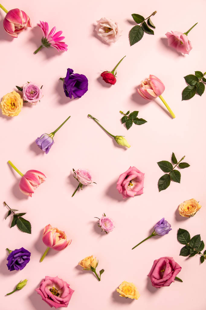 Virágos minta rózsaszín tulipánokkal, virágokkal és levelekkel rózsaszín háttérrel. Lapos laikus kompozíció vállalkozók, bloggerek, magazinok, weboldalak, közösségi média és instagram számára. - Fotó, kép