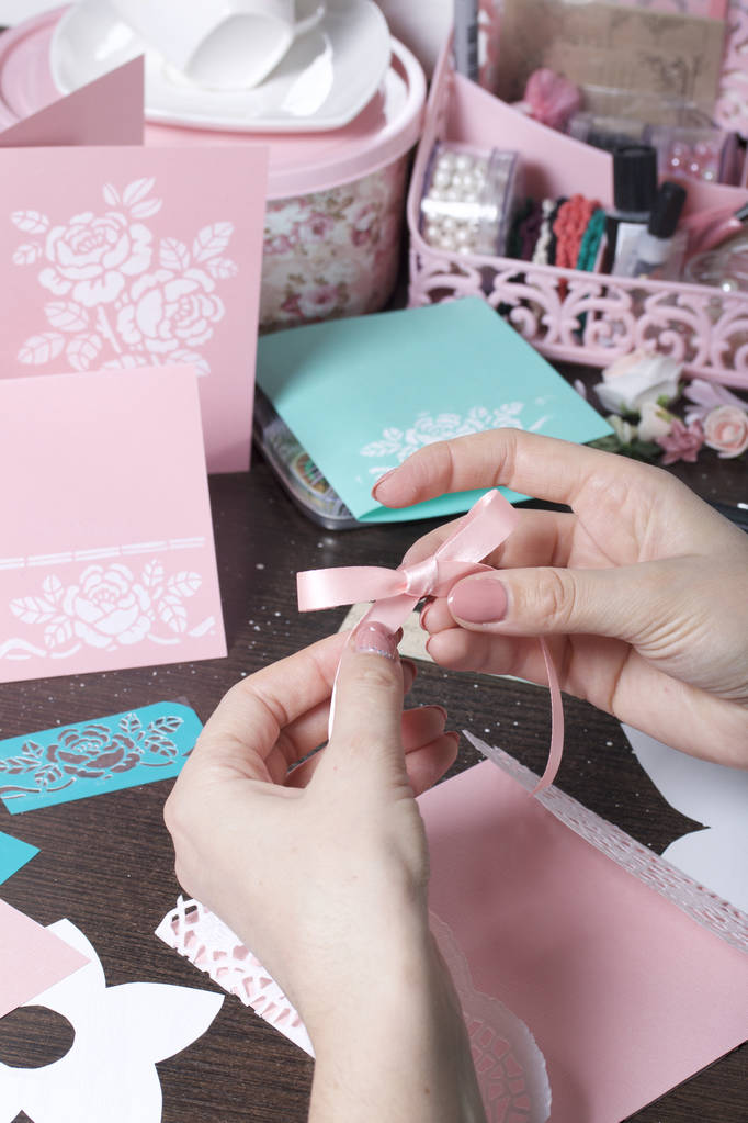 Hacer tarjetas de felicitación con papel, cartón y cinta adhesiva. Artesana trabajando con cinta adhesiva
. - Foto, imagen