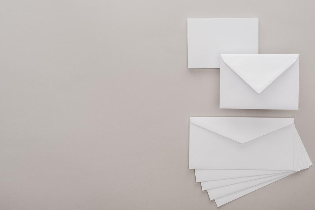 vista superior de envelopes brancos sobre fundo cinza com espaço de cópia
 - Foto, Imagem