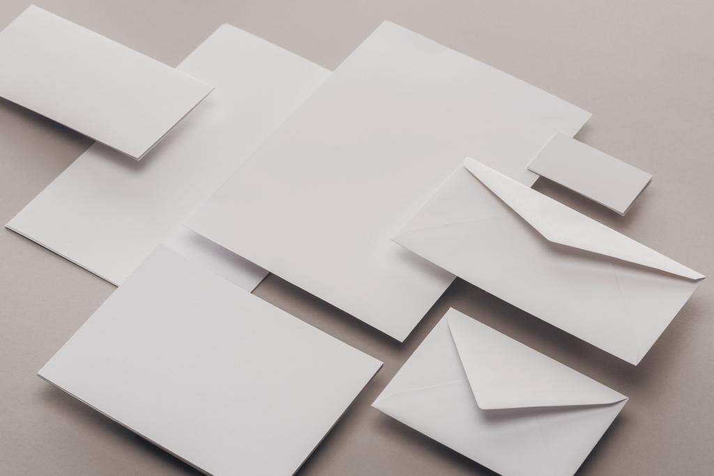 空白のホワイト ・ ペーパーと灰色の背景で封筒をフラット レイアウト - 写真・画像