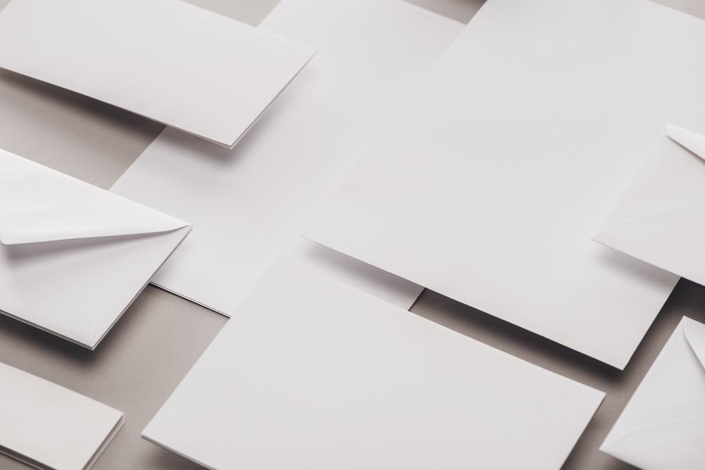 ホワイト ・ ペーパーと灰色の背景で封筒をフラット レイアウト - 写真・画像