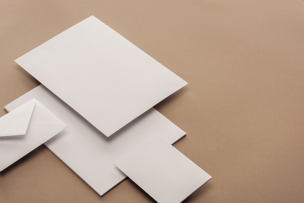 Envelop, kaartlezer en vellen papier met kopie ruimte - Foto, afbeelding