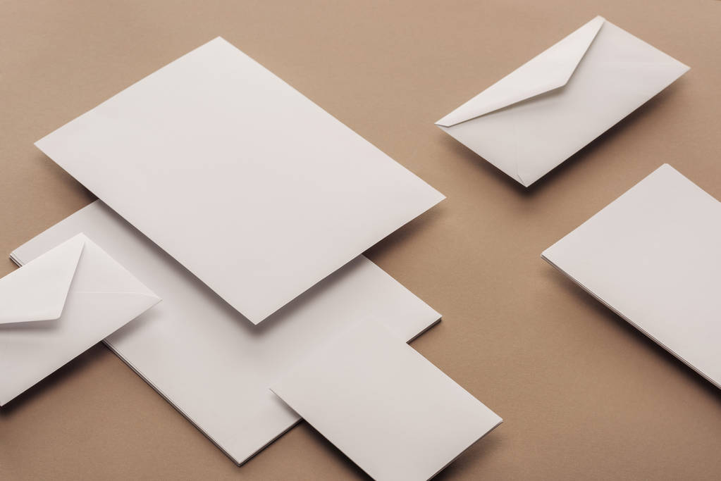 Folhas vazias de papel, envelopes e cartões com espaço de cópia
  - Foto, Imagem