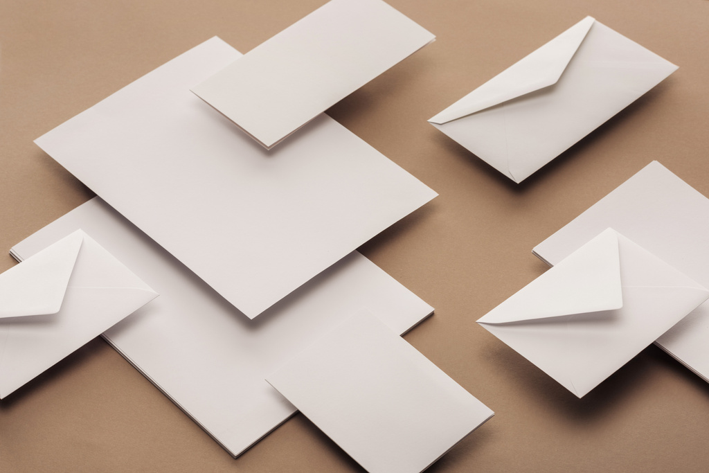 Colocación plana con sobres blancos, tarjetas y hojas de papel
  - Foto, Imagen