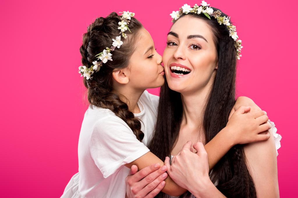 прелестная дочь целуется красивая счастливая мать изолирована на розовый
 - Фото, изображение