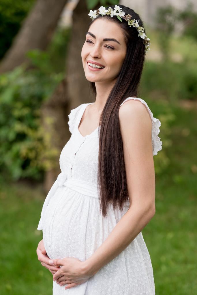 Foto imagen de stock royalties de Hermosa Mujer Embarazada Feliz En Vestido Blanco